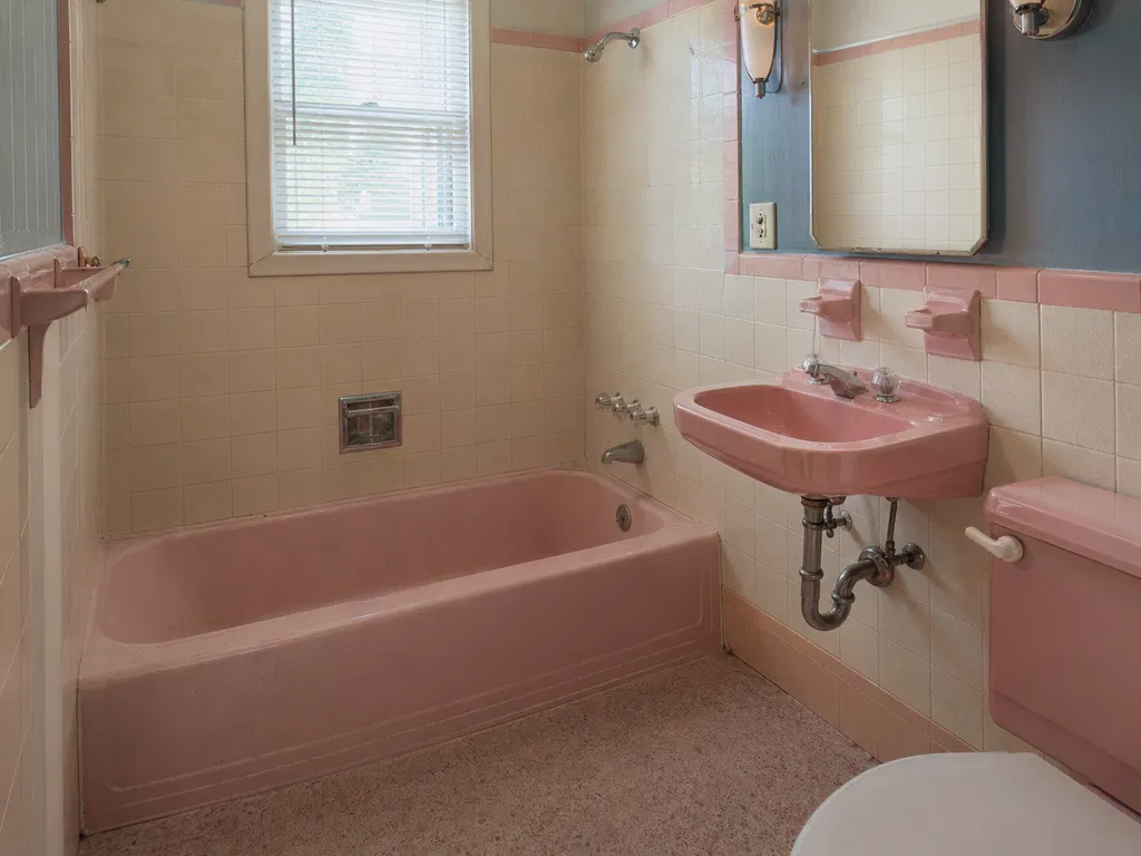 Before - Fiberglass Tub Restoration